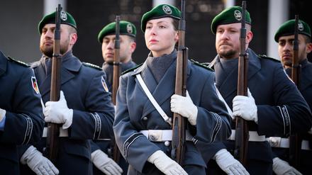 Soldatinnen und Soldaten der Ehrenformation der Bundeswehr stehen vor der Begrüßung des Kommissars für Verteidigung und Raumfahrt der Europäischen Union, Kubilius, am Bendlerblock, dem Sitz des Bundesministeriums der Verteidigung.