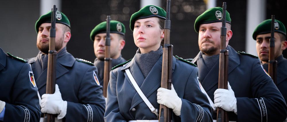 Soldatinnen und Soldaten der Ehrenformation der Bundeswehr stehen vor der Begrüßung des Kommissars für Verteidigung und Raumfahrt der Europäischen Union, Kubilius, am Bendlerblock, dem Sitz des Bundesministeriums der Verteidigung.