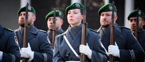 Soldatinnen und Soldaten der Ehrenformation der Bundeswehr stehen vor der Begrüßung des Kommissars für Verteidigung und Raumfahrt der Europäischen Union, Kubilius, am Bendlerblock, dem Sitz des Bundesministeriums der Verteidigung.