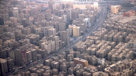 Blick auf Gebäude und den Verkehr in der ägyptischen Hauptstadt Kairo.