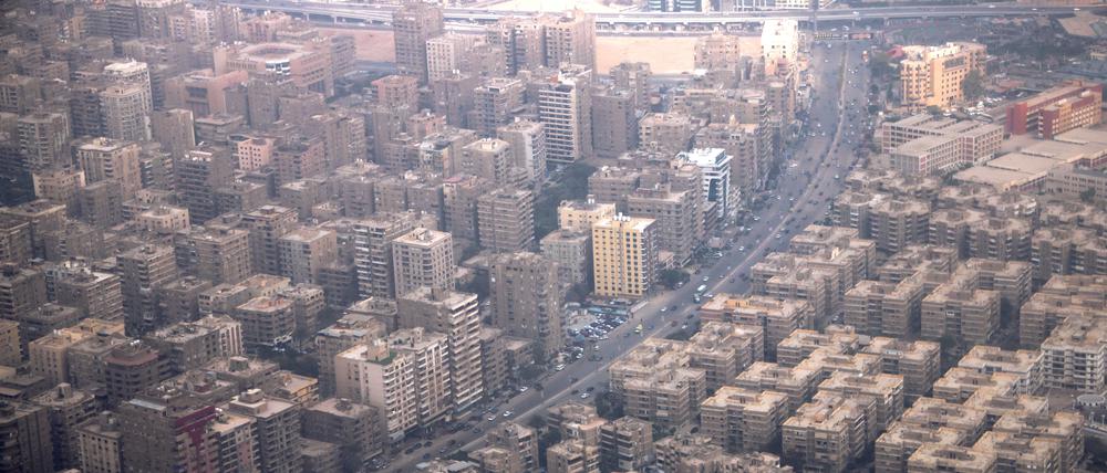 Blick auf Gebäude und den Verkehr in der ägyptischen Hauptstadt Kairo.