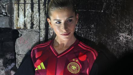 Auch Influencerin Caro Daur zeigte sich schon in dem neuen Trikot. (Archivbild)