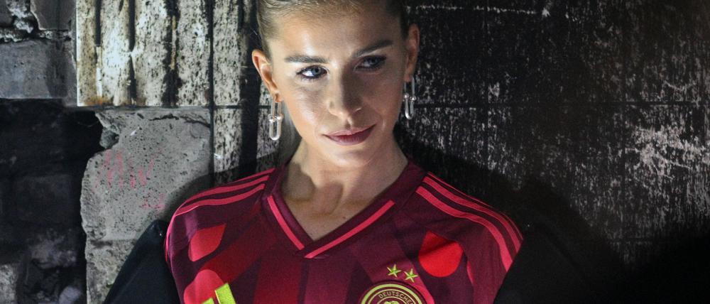Auch Influencerin Caro Daur zeigte sich schon in dem neuen Trikot. (Archivbild)