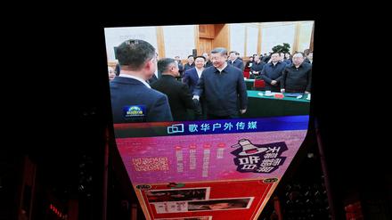 Der riesige Videobildschirm im Pekinger Einkaufszentrum „The Place“ zeigt eine Nachrichtensendung mit dem Treffen von Xi und Ma.