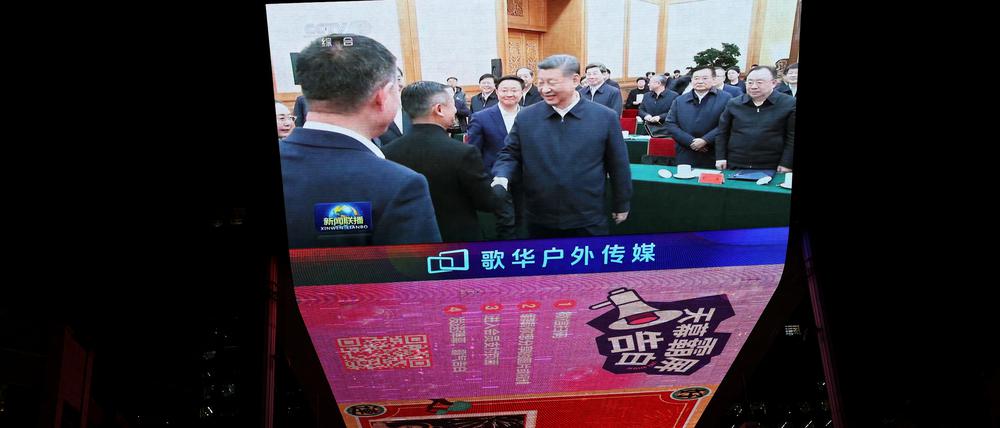 Der riesige Videobildschirm im Pekinger Einkaufszentrum „The Place“ zeigt eine Nachrichtensendung mit dem Treffen von Xi und Ma.
