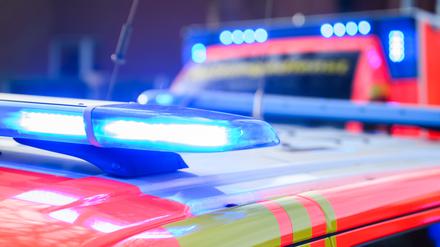 Blaulichter leuchten an einer Einsatzstelle auf einem Notarzt Fahrzeug und einem Rettungswagen. (Symbolfoto)