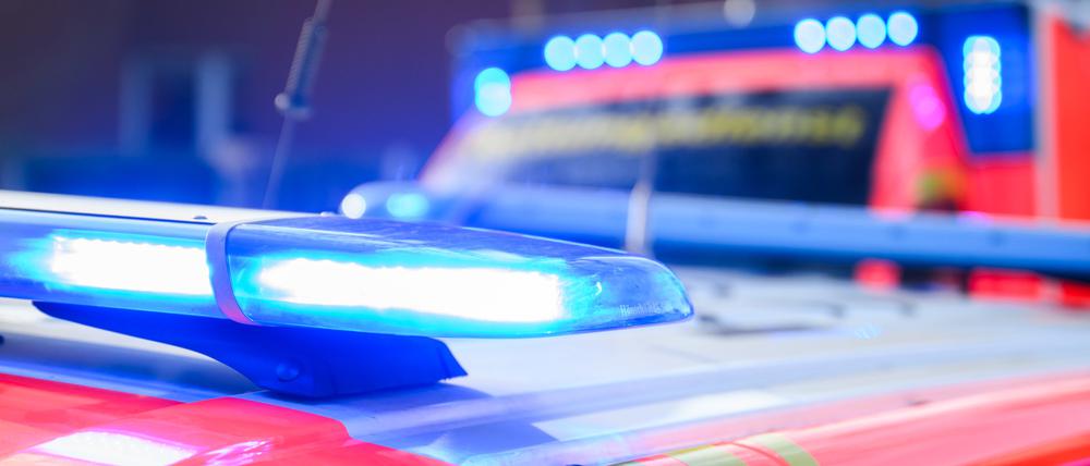 Blaulichter leuchten an einer Einsatzstelle auf einem Notarzt Fahrzeug und einem Rettungswagen. (Symbolfoto)