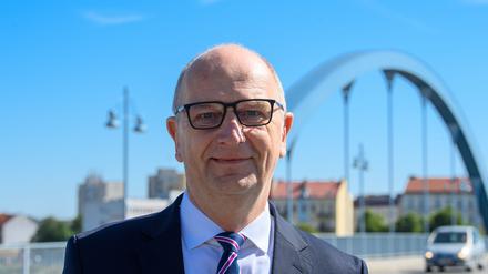 Brandenburgs Ministerpräsident Dietmar Woidke (SPD) setzt weiter auf Grenzkontrollen zu Polen - will aber negative Folgen vermeiden (Archivbild).