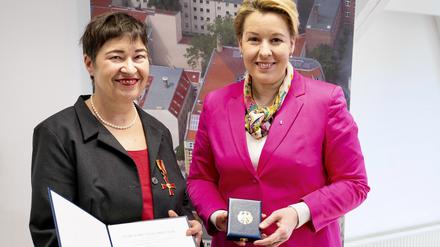 Die Geschäftsführerin der Weiberwirtschaft, Katja von der Bey, (links) ist am  Montag von Senatorin Franziska Giffey mit dem Bundesverdienstkreuz am Bande geehrt worden.