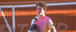 Teenager mit Pokal. Joao Fonseca hat mit gerade mal 18 Jahren schon den ersten Turniersieg bei den Profis gefeiert.