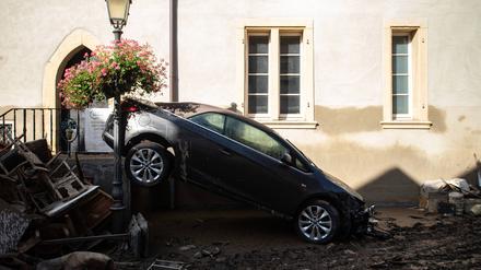 Wenn das Auto Kopf steht: Überschwemmungsschaden im Ahrtal. 