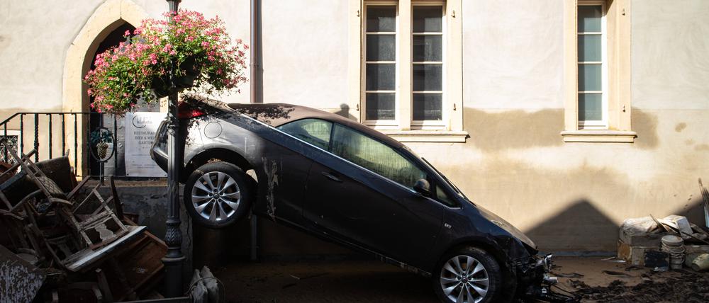 Wenn das Auto Kopf steht: Überschwemmungsschaden im Ahrtal. 