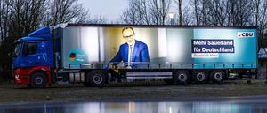 Führt der Weg von Unions-Kanzlerkandidat Friedrich Merz direkt ins Kanzleramt? Vor der Schützenhalle in Eslohe macht ein LKW kräftig Werbung für den CDU-Vorsitzenden. 