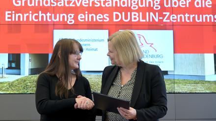 Katrin Lange (SPD), Innenministerin in Brandenburg, und Bundesinnenministerin Nancy Faeser (SPD, r) beglückwünschen sich zur Unterzeichnung einer Vereinbarung über die Errichtung eines sogenannten „Dublin-Zentrums“ in Brandenburg. 