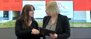 Katrin Lange (SPD), Innenministerin in Brandenburg, und Bundesinnenministerin Nancy Faeser (SPD, r) beglückwünschen sich zur Unterzeichnung einer Vereinbarung über die Errichtung eines sogenannten „Dublin-Zentrums“ in Brandenburg. 
