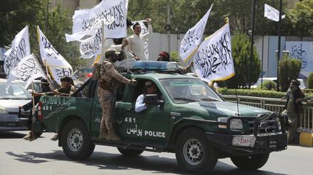 Taliban-Kämpfer feiern den dritten Jahrestag des Abzugs der US-geführten Truppen aus Afghanistan. 