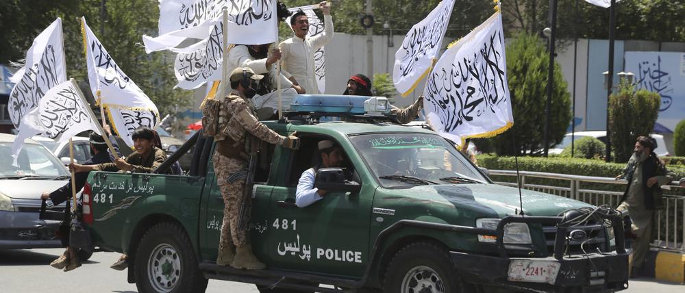 Taliban-Kämpfer feiern den dritten Jahrestag des Abzugs der US-geführten Truppen aus Afghanistan. 