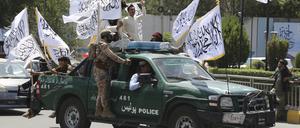 Taliban-Kämpfer feiern den dritten Jahrestag des Abzugs der US-geführten Truppen aus Afghanistan. 