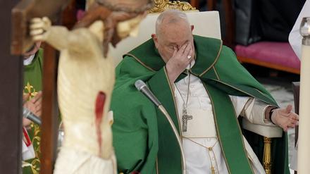 Der Papst bei einer Messe zum Jubiläum der Streitkräfte auf dem Petersplatz im Vatikan.