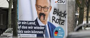 Ein beschmiertes Wahlplakat der CDU in Kreuzberg im Bundestagswahl Februar 2025.