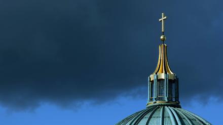 Berlin - Deutschland. Wolken und Himmel über dem Berliner Dom. 