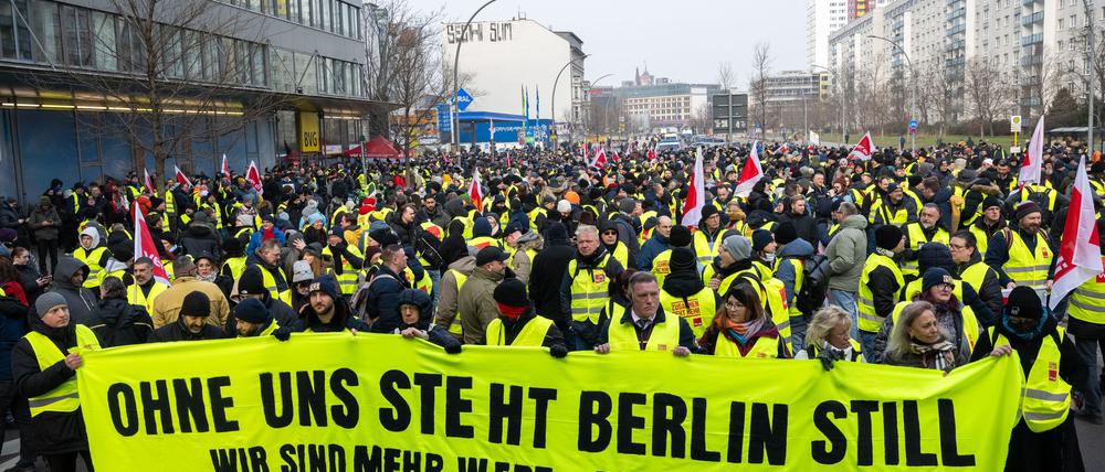 Mit Kundgebungen und Warnstreiks erhöht die Gewerkschaft den Druck auf die Arbeitgeber. (Archivbild)