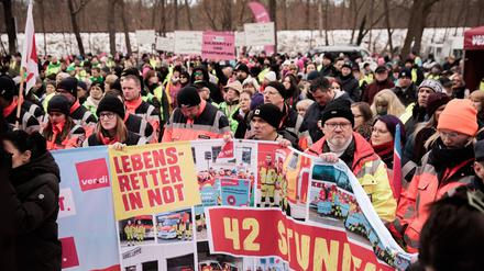Die Beschäftigten des öffentlichen Dienstes protestieren für höhere Löhne.