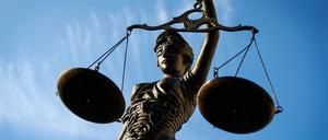 Eine Statue der Justitia hält eine Waage in ihrer Hand. (Symbolbild)
