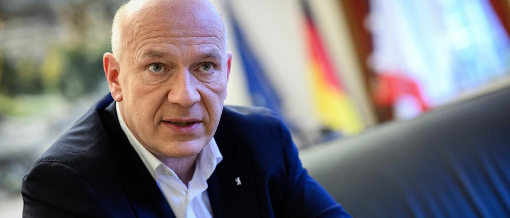 Berlins Regierender Bürgermeister Kai Wegner (CDU) will das Tempelhofer Feld nicht ohne Befragung der Bürger bebauen.