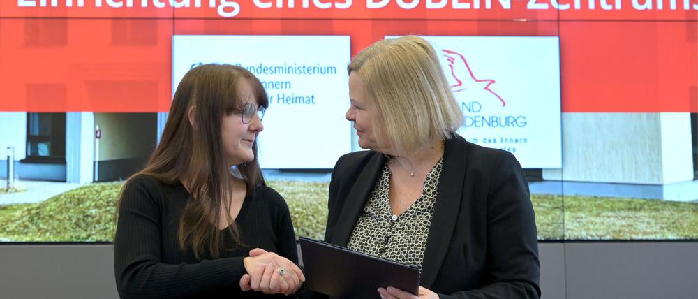 Brandenburgs Innenministerin Lange (links) und ihre Amtskollegin Faeser vereinbaren die Einrichtung eines neuen Zentrums für Asylsuchende, die als sogenannte Dublin-Fälle schneller als bisher nach Polen überstellt werden sollen.