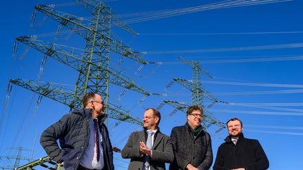 Wolfgang Blank (l-r, parteilos), Wirtschaftsminister Mecklenburg-Vorpommerns, Stefan Kapferer, Konzernchef des Stromversorgers 50Hertz, Michael Kellner (Grüne), Parlamentarischer Staatssekretär beim Bundesminister für Wirtschaft und Klimaschutz und Daniel Keller (SPD), Wirtschaftsminister Brandenburgs, stehen zur Inbetriebnahme vor der Uckermarkleitung.
