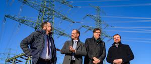 Wolfgang Blank (l-r, parteilos), Wirtschaftsminister Mecklenburg-Vorpommerns, Stefan Kapferer, Konzernchef des Stromversorgers 50Hertz, Michael Kellner (Grüne), Parlamentarischer Staatssekretär beim Bundesminister für Wirtschaft und Klimaschutz und Daniel Keller (SPD), Wirtschaftsminister Brandenburgs, stehen zur Inbetriebnahme vor der Uckermarkleitung.