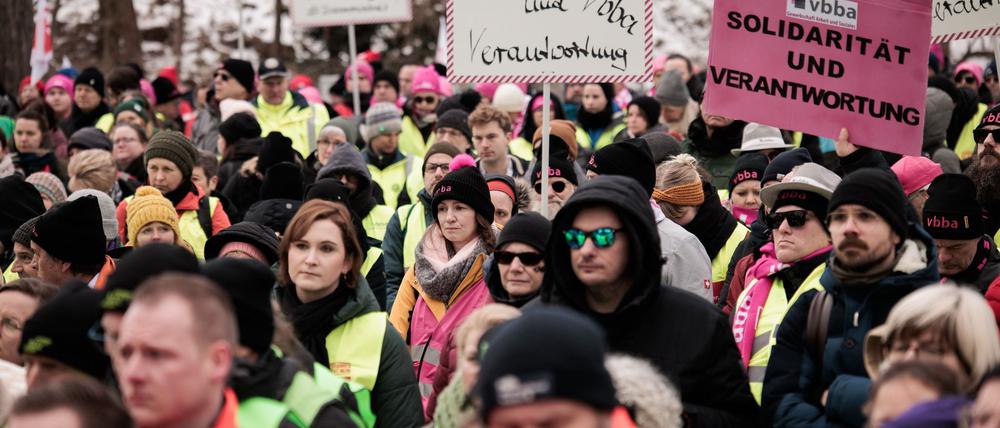 Gedrückte Stimmung zu Beginn der Tarifverhandlungen: Die Gewerkschaften gedachten der Opfer von München.