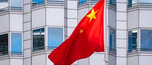 Die chinesische Flagge vor der Botschaft in Berlin