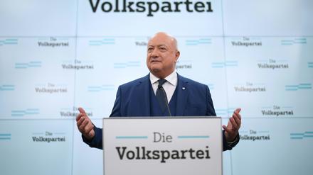 Der ÖVP-Parteichef Christian Stocker gibt ein Pressestatement nach dem Ende der Koalitionsverhandlungen zwischen FPÖ und ÖVP in Wien ab.