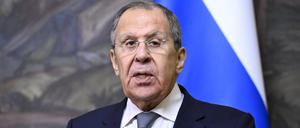 ARCHIV - 21.01.2025, Russland, Moskau: Der russische Außenminister Sergej Lawrow spricht auf einer gemeinsamen Pressekonferenz mit seinem armenischen Amtskollegen nach ihren Unterredungen in Moskau. (zu dpa: «Lawrow sieht keinen Platz für EU bei Ukraine-Gesprächen») Foto: Alexander Nemenov/Pool AFP/dpa +++ dpa-Bildfunk +++