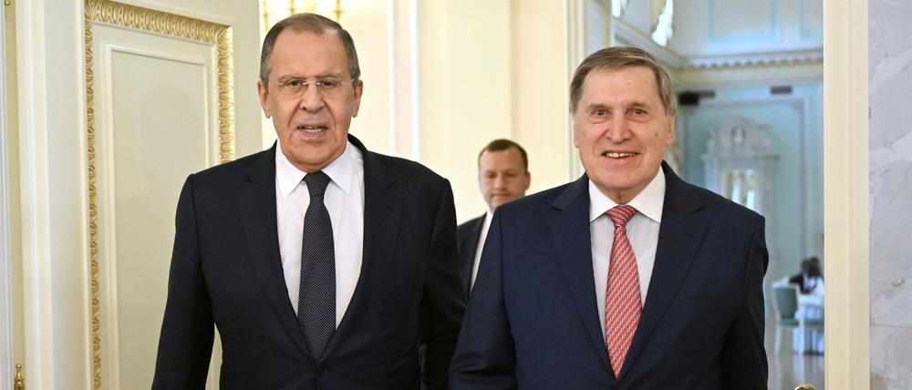 Der russische Außenminister Sergej Lawrow (l.) und der außenpolitische Berater des russischen Präsidenten Juri Uschakow sind für Gespräche mit US-Außenminister Marco Rubio nach Saudi-Arabien gereist. (Archivbild)