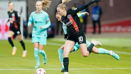 Die Fußballerinnen von Eintracht Frankfurt um Laura Freigang (vorne) spielen gegen den FC Bayern München im großen Stadion.