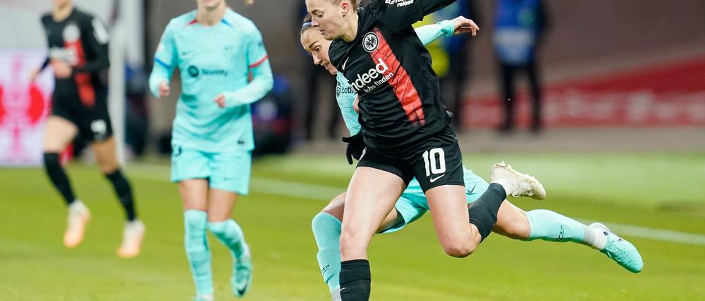 Die Fußballerinnen von Eintracht Frankfurt um Laura Freigang (vorne) spielen gegen den FC Bayern München im großen Stadion.