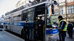 09.02.2025, Berlin: Der Bus ·Adenauer SRP+· des Zentrums für Politische Schönheit wird bei einer Demonstration unter dem Motto «Großer Löschzug der freiwilligen Feuerwehr der Demokratie zur Bekämpfung der rechtspopulistischen Brandherde in der CDU-Zentrale» von der Polizei festgesetzt. Foto: Christoph Soeder/dpa +++ dpa-Bildfunk +++
