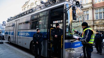 Der Bus „Adenauer SRP+“ des Zentrums für politische Schönheit wird bei einer Demonstration unter dem Motto «Großer Löschzug der freiwilligen Feuerwehr der Demokratie zur Bekämpfung der rechtspopulistischen Brandherde in der CDU-Zentrale» von der Polizei beschlagnahmt.