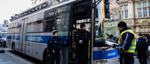 09.02.2025, Berlin: Der Bus ·Adenauer SRP+· des Zentrums für Politische Schönheit wird bei einer Demonstration unter dem Motto «Großer Löschzug der freiwilligen Feuerwehr der Demokratie zur Bekämpfung der rechtspopulistischen Brandherde in der CDU-Zentrale» von der Polizei festgesetzt. Foto: Christoph Soeder/dpa +++ dpa-Bildfunk +++