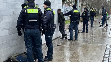 Die Polizei kontrolliert im Görlitzer Park Verdächtige. (Archivfoto)