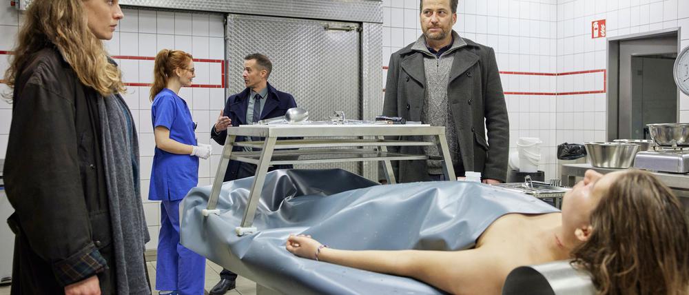 Die Kommissare Ann Kathrin Klaasen (Picco von Groote) und Frank Weller ermitteln in „Ostfriesenmoor“.