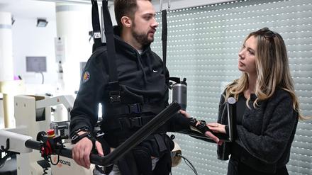 Mike Glemser, hier mit seiner Freundin Lara, will von seinem damaligen Gegenspieler Schmerzensgeld.