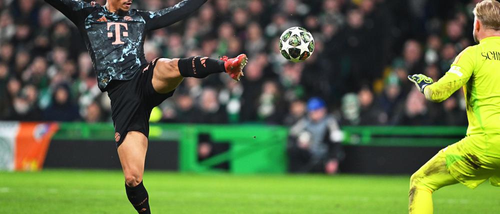 Celtic-Torwart Kasper Schmeichel (r) in Aktion heim Hinspiel gegen Bayerns Leroy Sané.