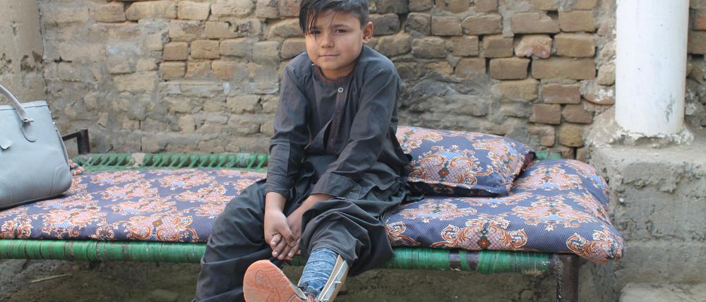 Abid trägt eine Schiene, seit er sich mit Polio infiziert hat.