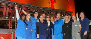 Pflegekräfte aus verschiedenen Berliner Krankenhäusern demonstrieren am Rande der Premiere des Films „Heldin“ vor dem Zoopalast. 