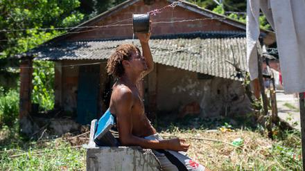 Ein Brasilianer sucht Abkühlung in einem Viertel von Rio de Janeiro.