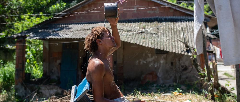 Ein Brasilianer sucht Abkühlung in einem Viertel von Rio de Janeiro.